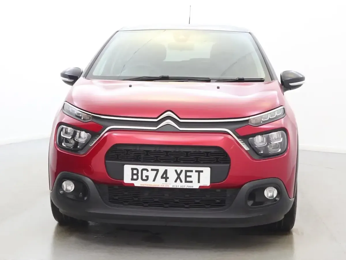 Begagnad Citroën C3 PureTech 2024 Röd Halvkombi