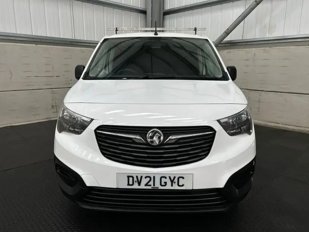 Usado Vauxhall Combo 100 HP (73 kW) 2021 Branco Monovolume