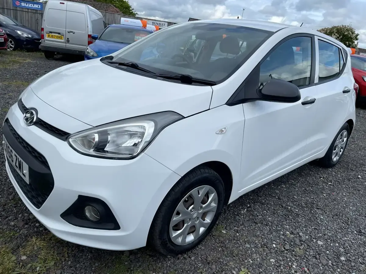 Usado Hyundai i10 66 CV (48 kW) 2016 Blanco Utilitario