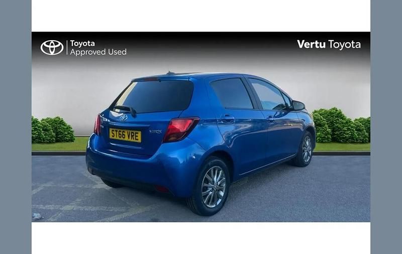 Used Toyota Yaris 99 HP (72 kW) 2017 Blue Hatchback