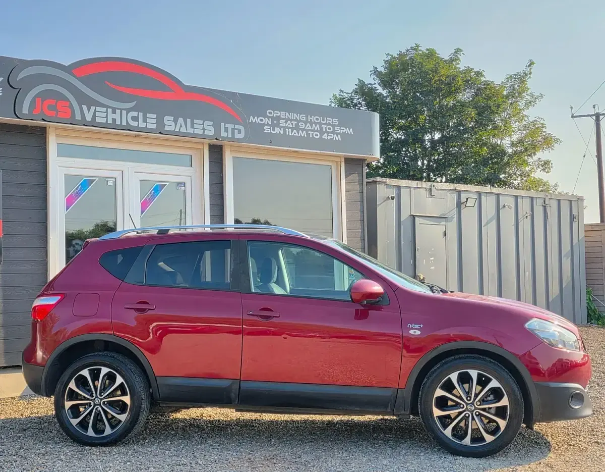 Used Nissan Qashqai N-TEC 110 HP (80 kW) 2012 Red SUV