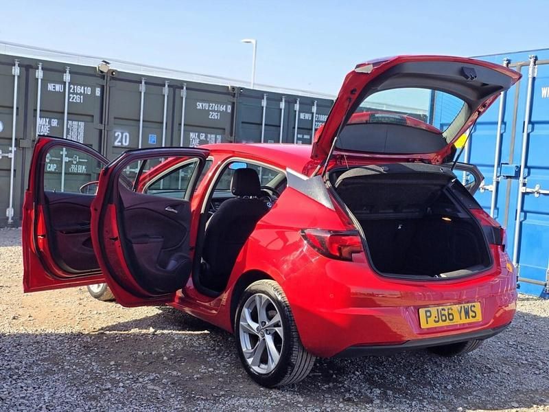 Used Vauxhall Astra SRi 150 HP (110 kW) 2016 Red Hatchback