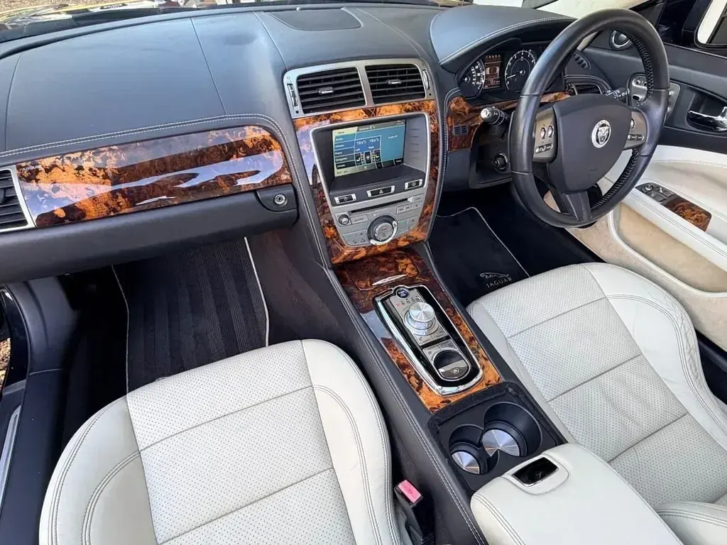 Usado Jaguar XK Portfolio 385 CV (283 kW) 2010 Negro Descapotable