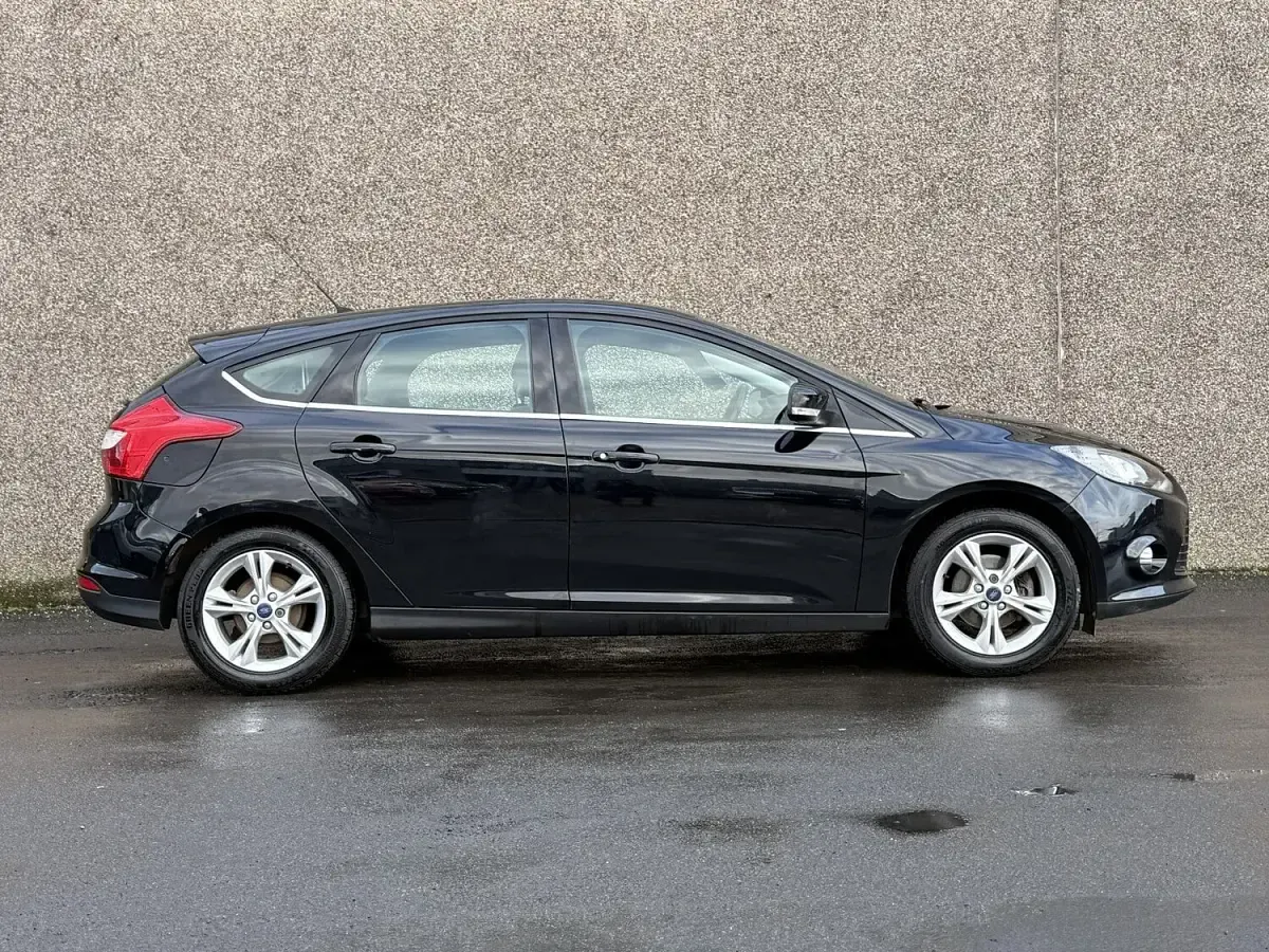 Used Ford Focus Zetec 125 HP (91 kW) 2011 Black Hatchback