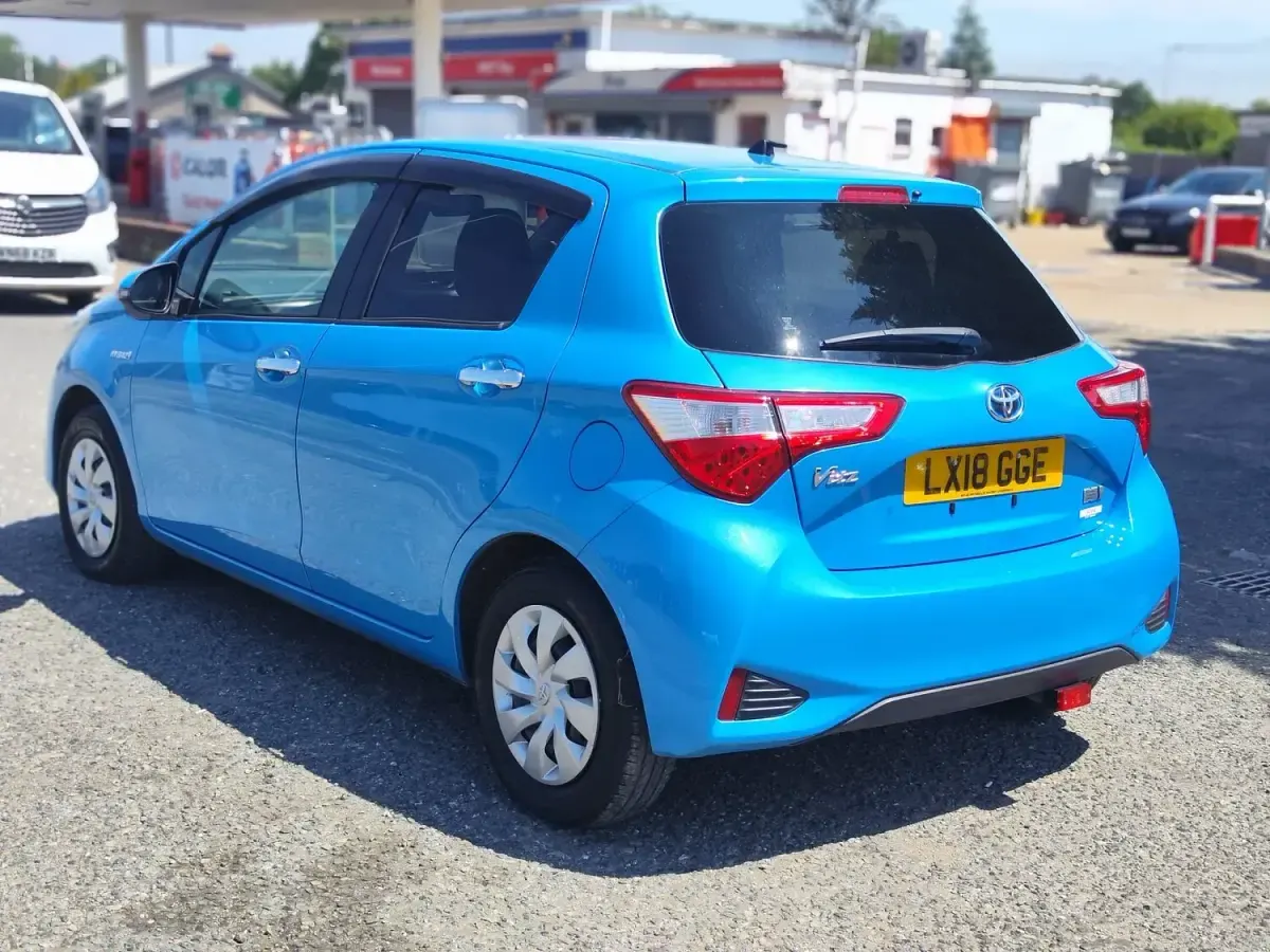 Used Toyota Yaris 100 HP (73 kW) 2018 Blue Hatchback