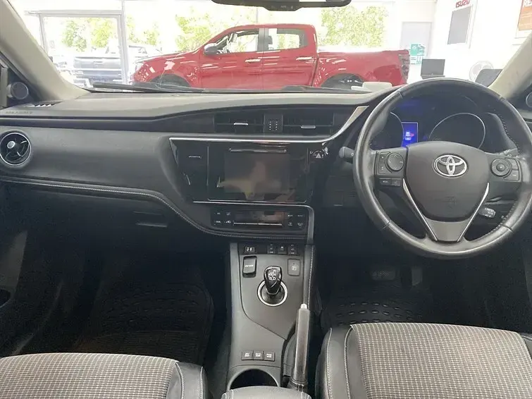 Used Toyota Auris Hybrid 2016 White Hatchback