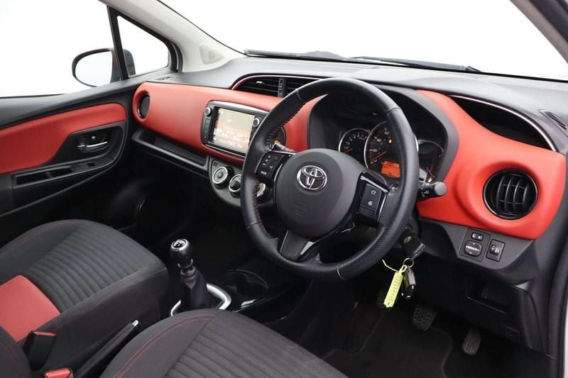 Used Toyota Yaris Sport 99 HP (72 kW) 2015 White Hatchback