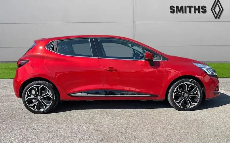 Used Renault Clio Dynamique 90 HP (66 kW) 2018 Flame red  Hatchback