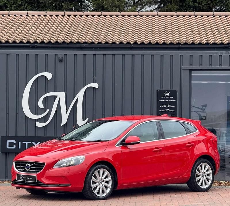 Red Used 2013 Volvo V40 SE Estate | £8,490 (Fair price) - Image 1/4