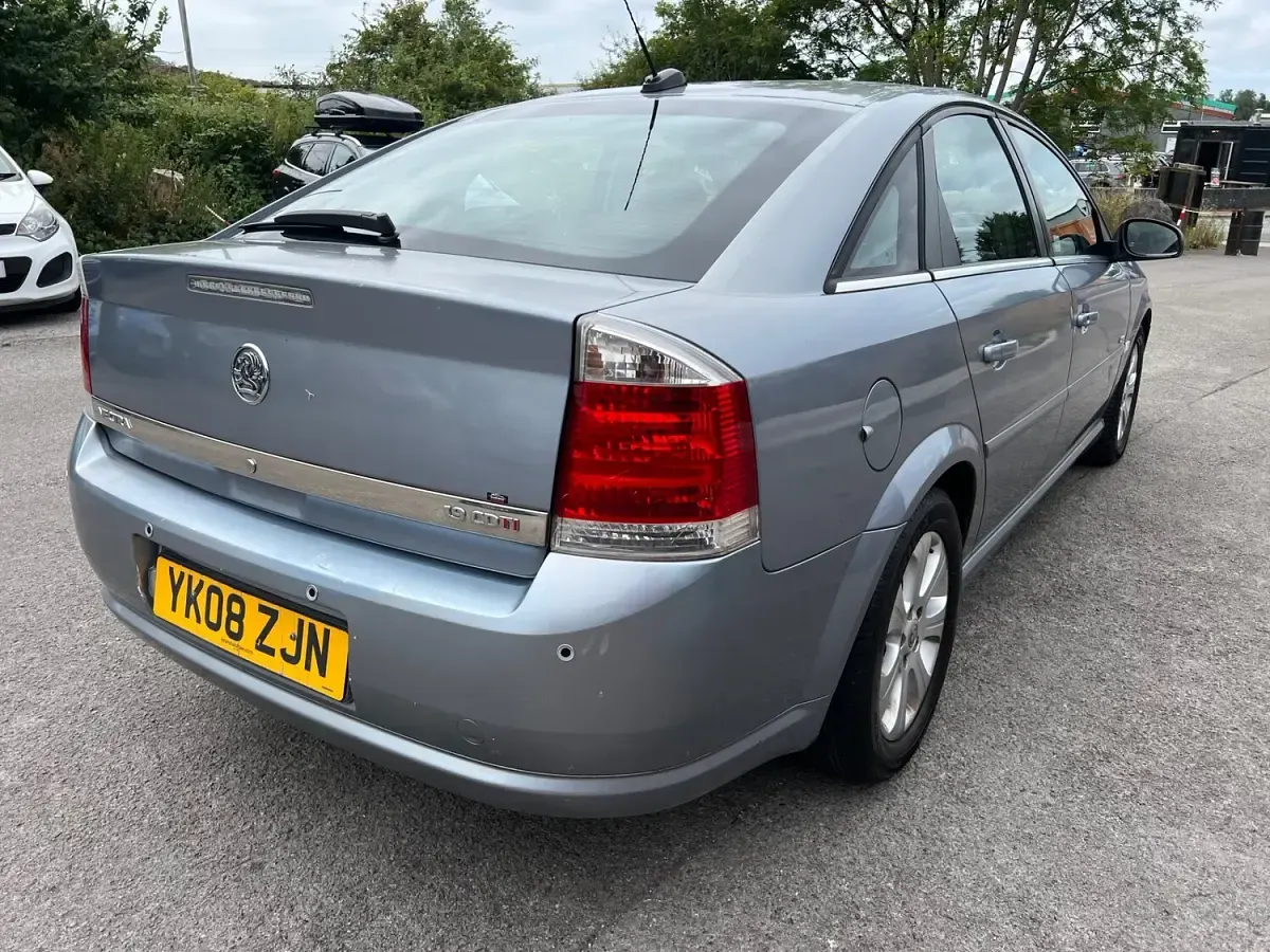 Used Vauxhall Vectra Design Edition 150 HP (110 kW) 2008 Silver Hatchback