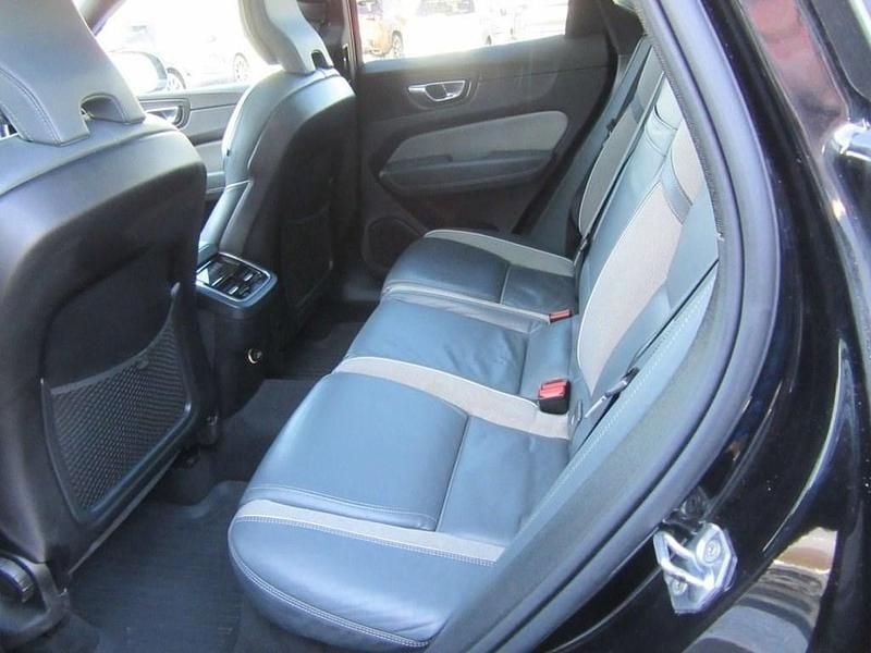 Used Volvo XC60 R-Design Pro 250 HP (183 kW) 2019 Black SUV