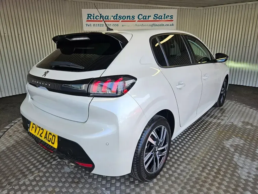 Used Peugeot 208 Allure+ 130 HP (95 kW) 2022 White Hatchback