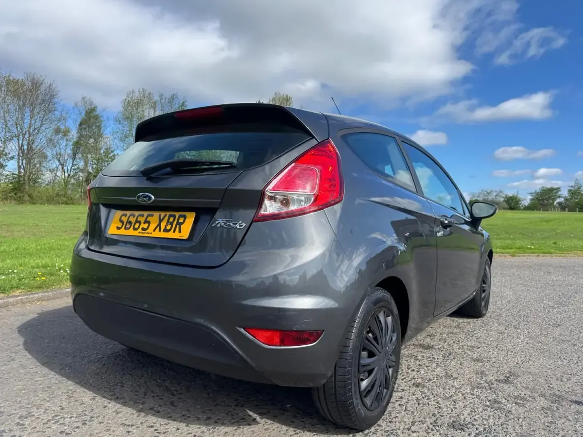 Usado Ford Fiesta Style 82 CV (60 kW) 2015 Gris Utilitario