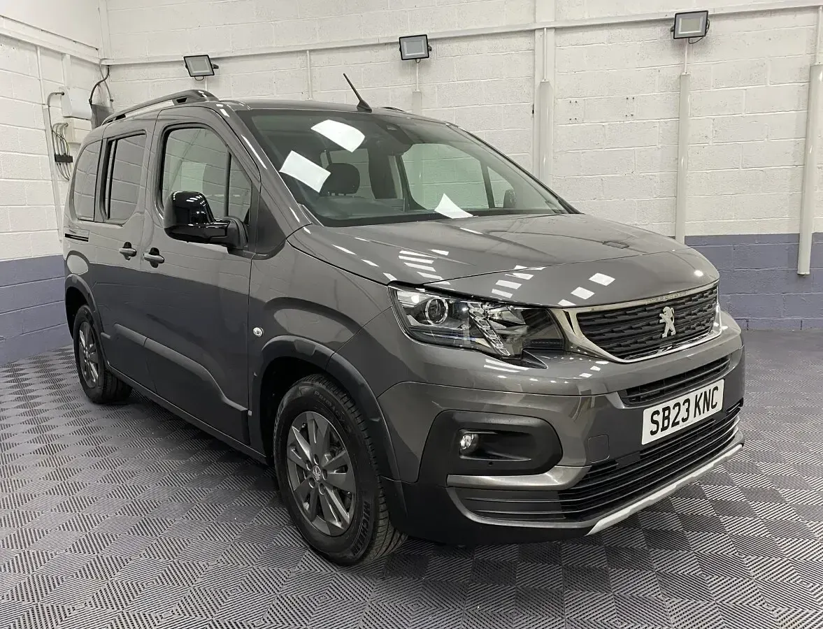 Usado Peugeot Rifter Allure 2023 Cinzento Monovolume