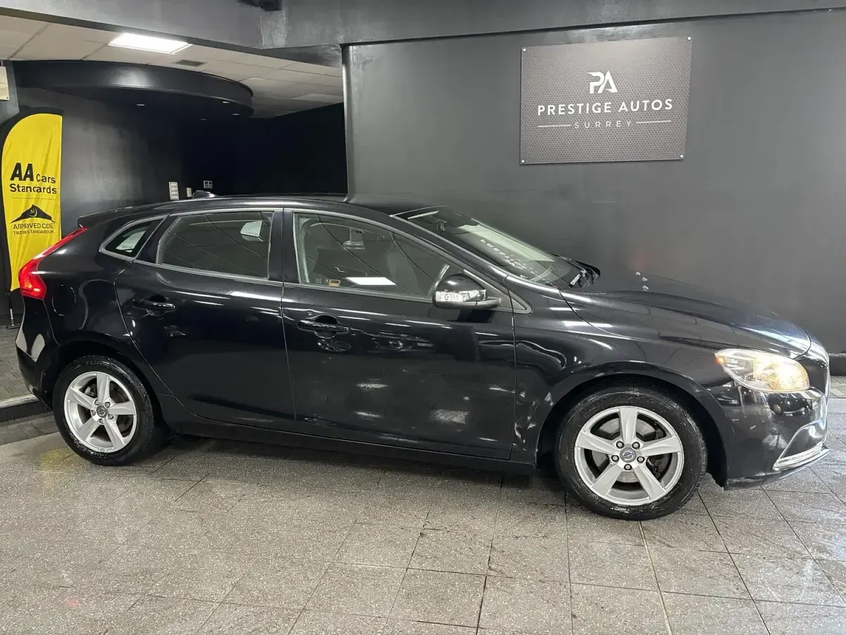 Used Volvo V40 115 HP (84 kW) 2013 Black Hatchback