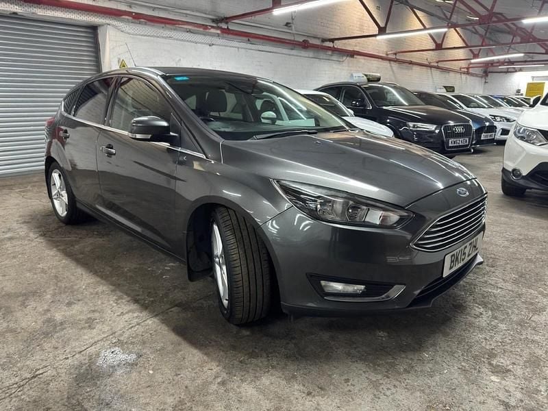 Used Ford Focus Titanium 125 HP (91 kW) 2015 Grey Hatchback