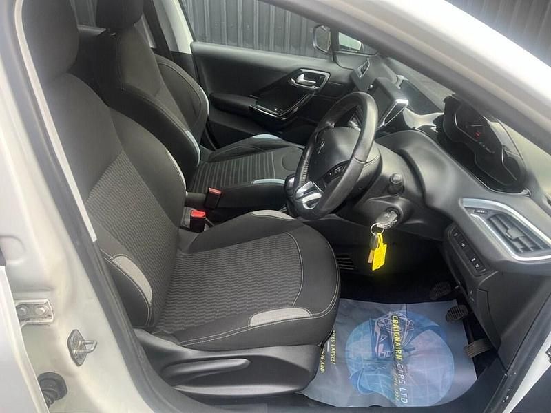 Used Peugeot 208 Allure 92 HP (67 kW) 2015 White Hatchback