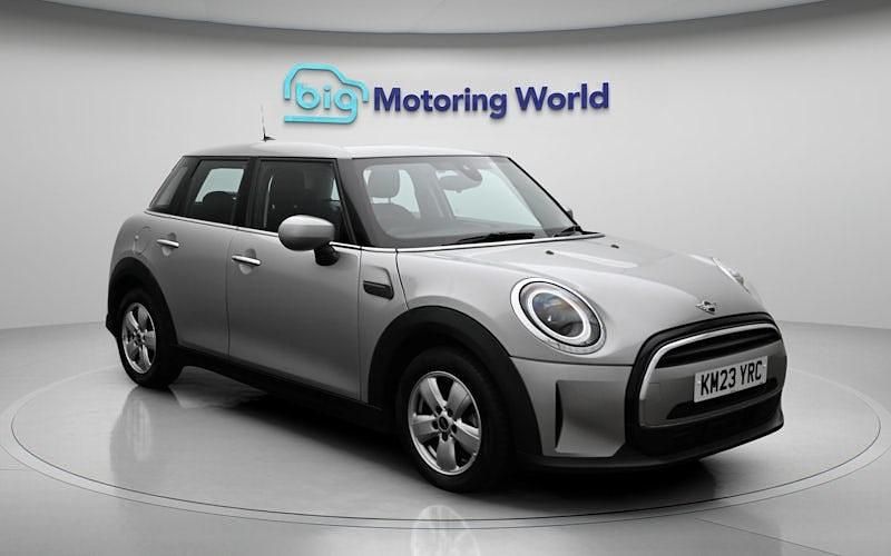 Usado Mini Cooper Classic 136 CV (100 kW) 2022 Plateado Utilitario