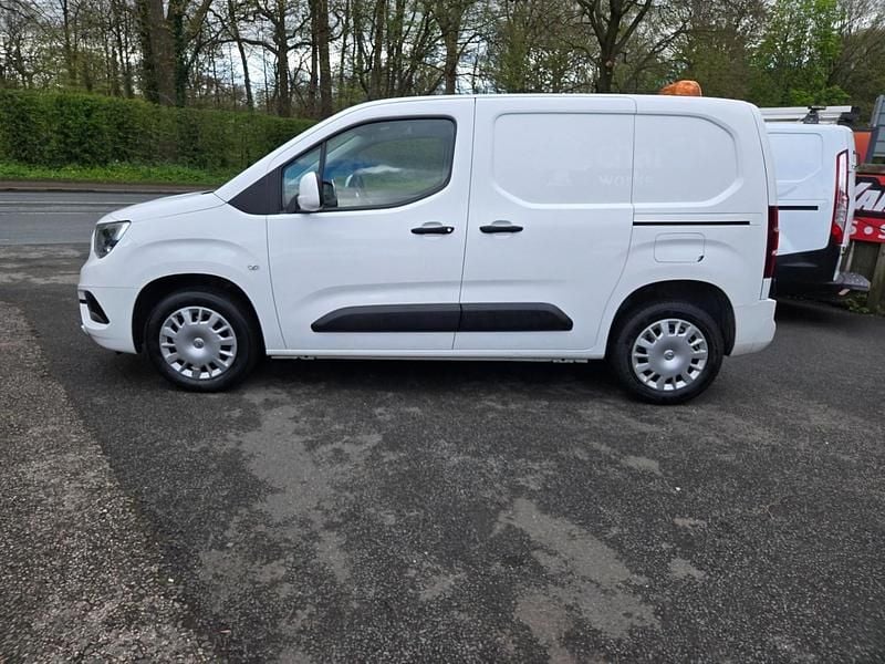 Second-hand Vauxhall Combo Sportive 100 CP (73 kW) 2021 Alb Monovolum