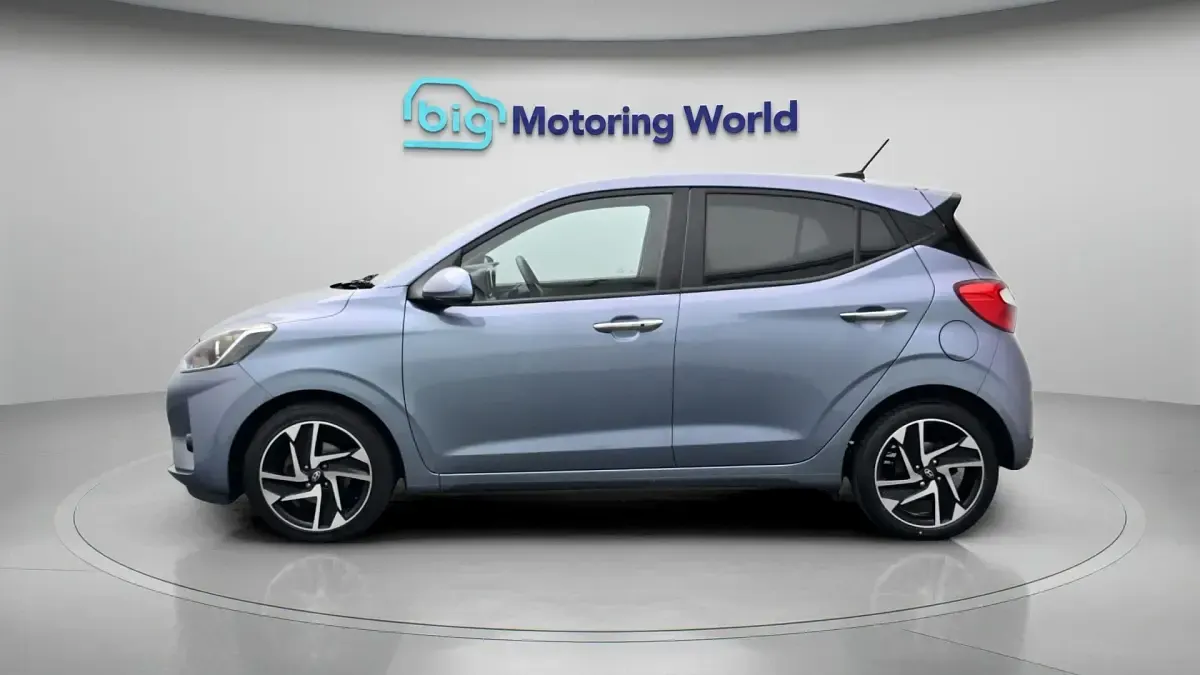 Used Hyundai i10 Premium 67 HP (49 kW) 2023 Blue Hatchback