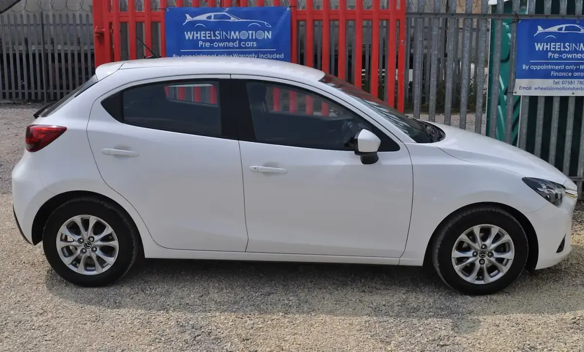 Used Mazda 2 75 HP (55 kW) 2016 White Hatchback