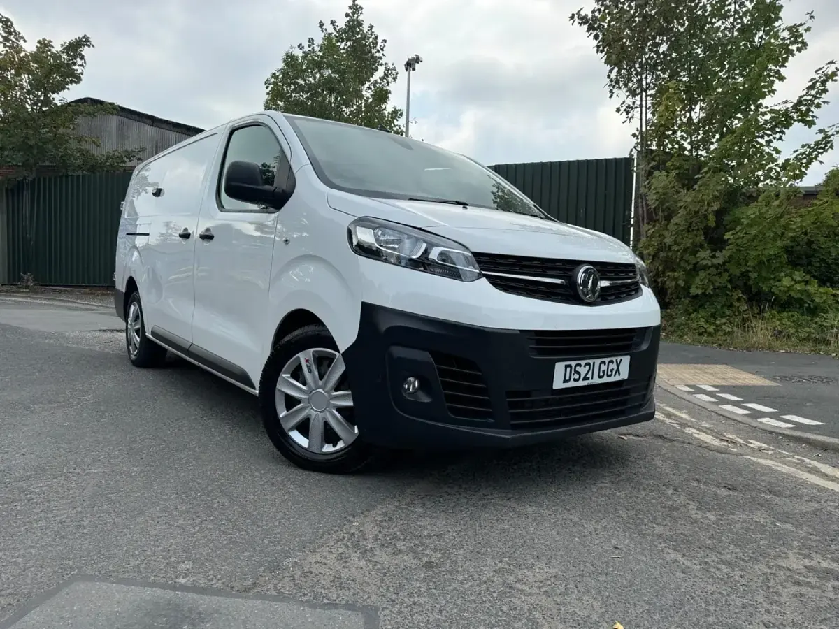 Used Vauxhall Vivaro 100 HP (73 kW) 2021 White MPV
