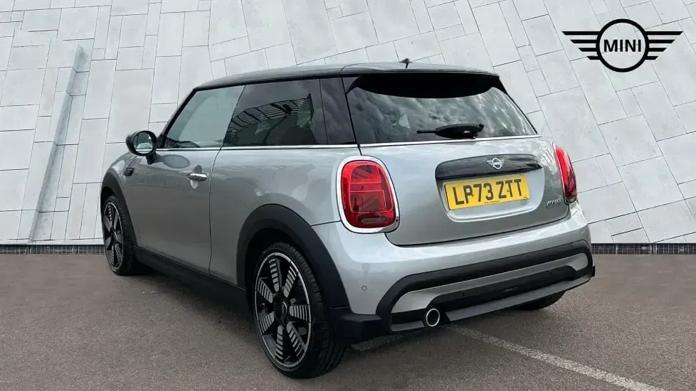 Begagnad Mini Cooper Exclusive 134 HK (98 kW) 2023 Silver Halvkombi