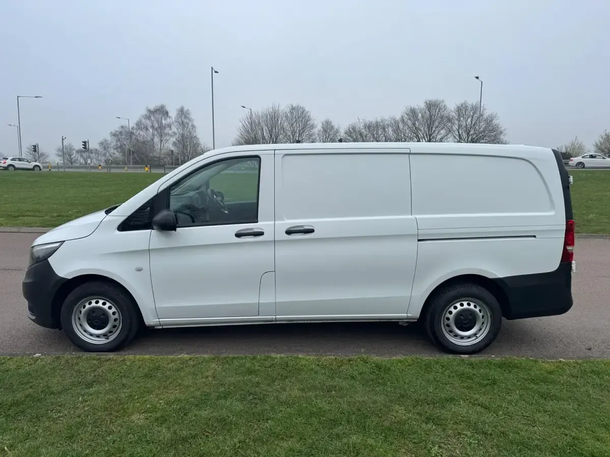 Used Mercedes Vito Progressive 134 HP (98 kW) 2021 White Van