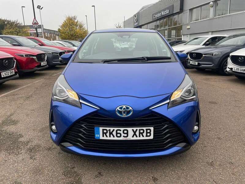 Used Toyota Yaris Hybrid 99 HP (72 kW) 2019 Blue Hatchback