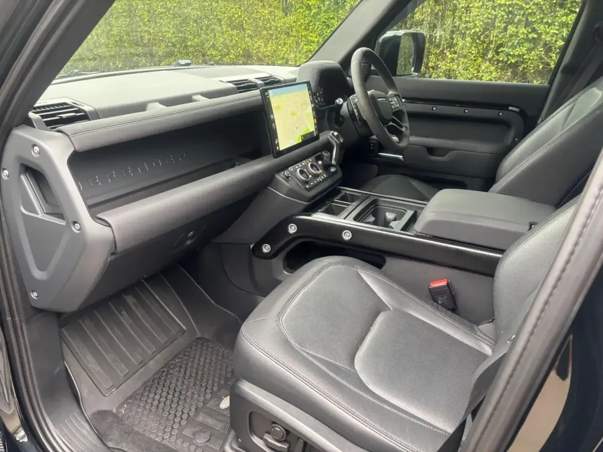 Usado Land Rover Defender SE Dynamic 2023 Preto SUV