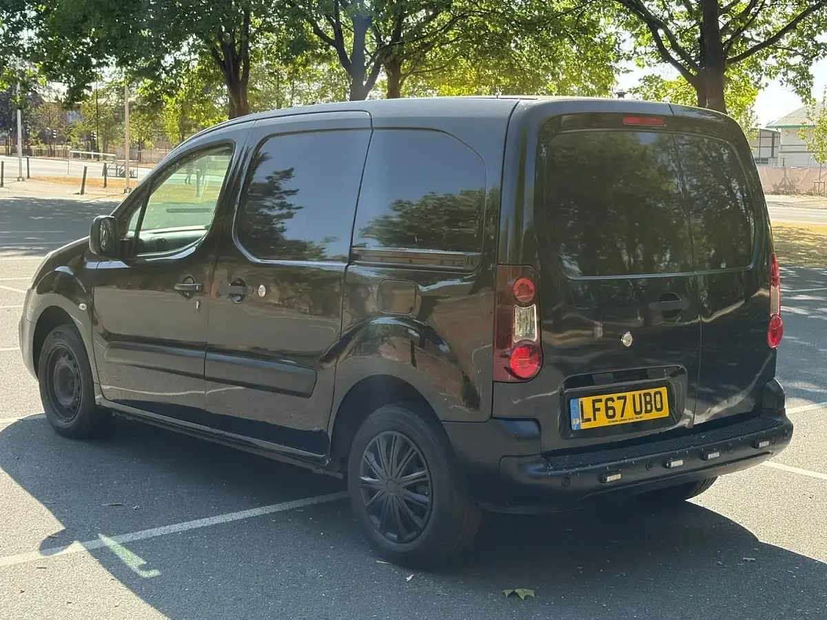 Used Citroën Berlingo 100 HP (73 kW) 2017 Black MPV