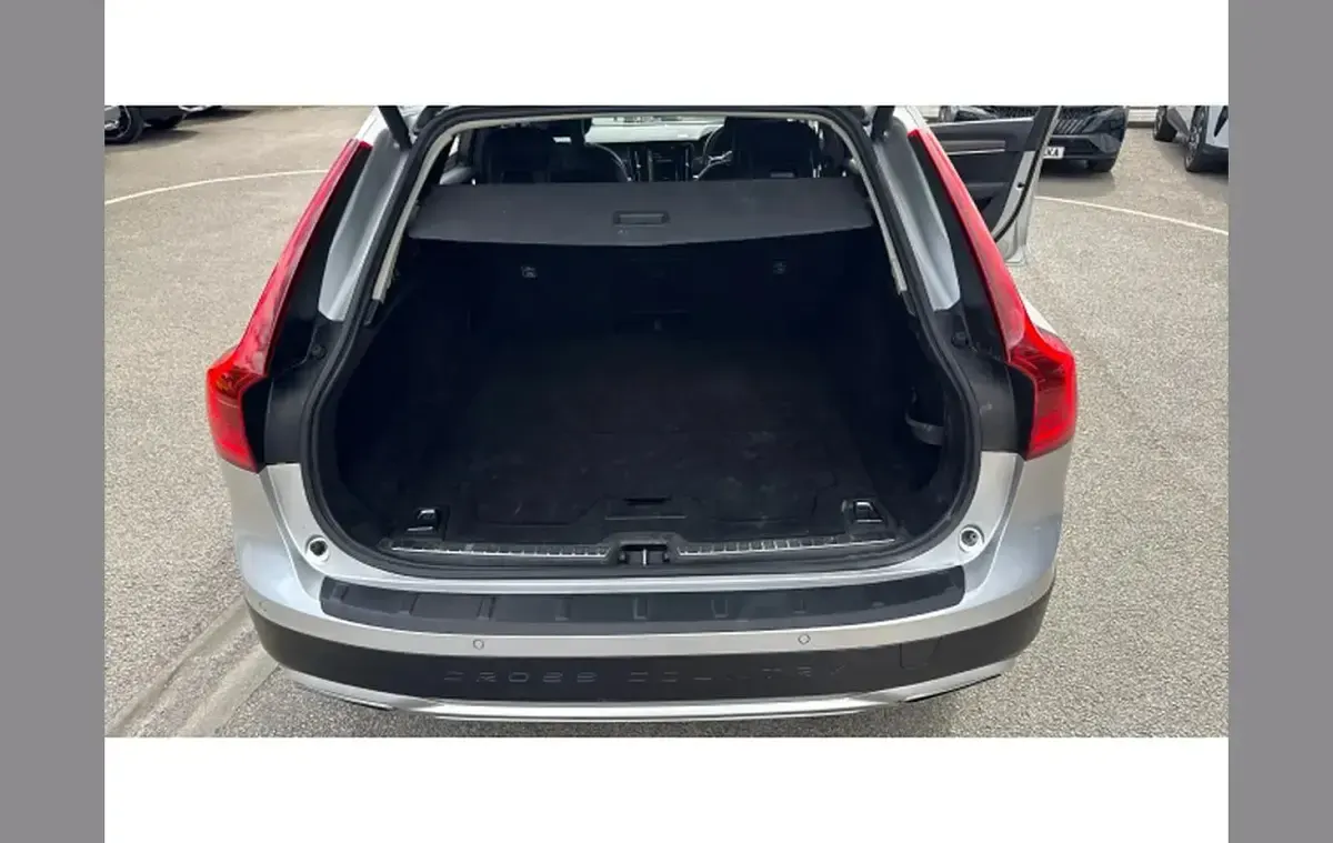 Used Volvo V90 CC Pro 190 HP (139 kW) 2017 Silver Estate