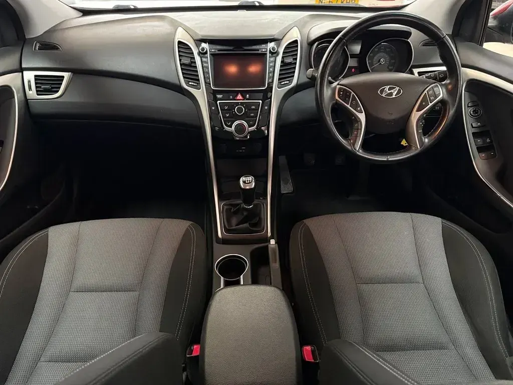 Used Hyundai i30 SE 100 HP (73 kW) 2016 Red Hatchback