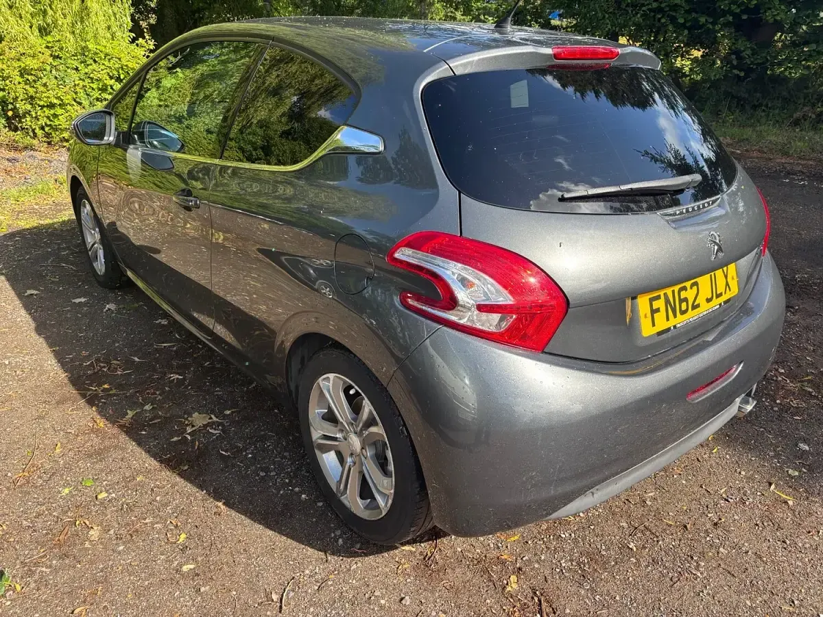 Używany Peugeot 208 Allure 2012 Szary Hatchback