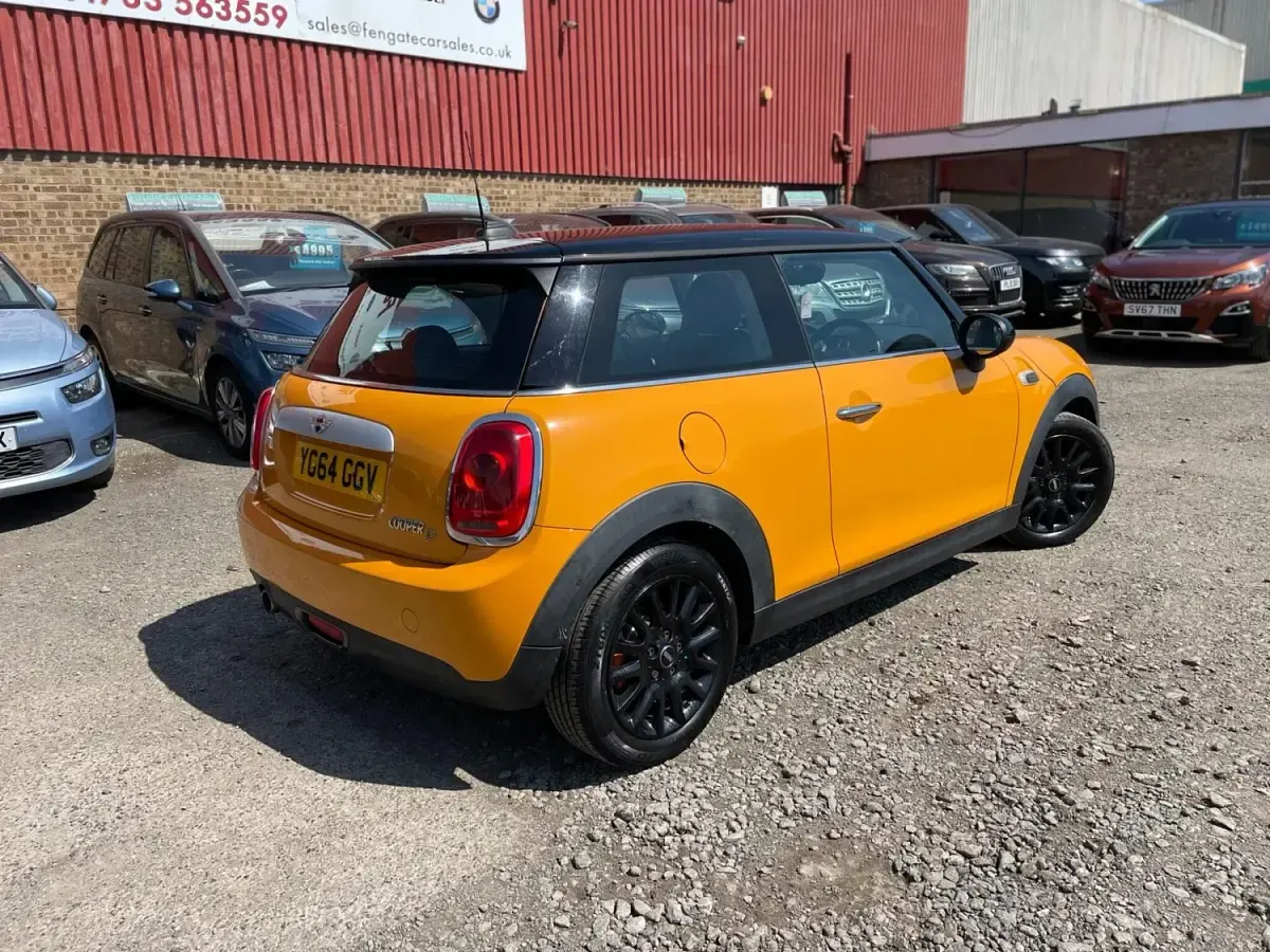 Usado Mini Cooper D Hatch 2014 Naranja Utilitario