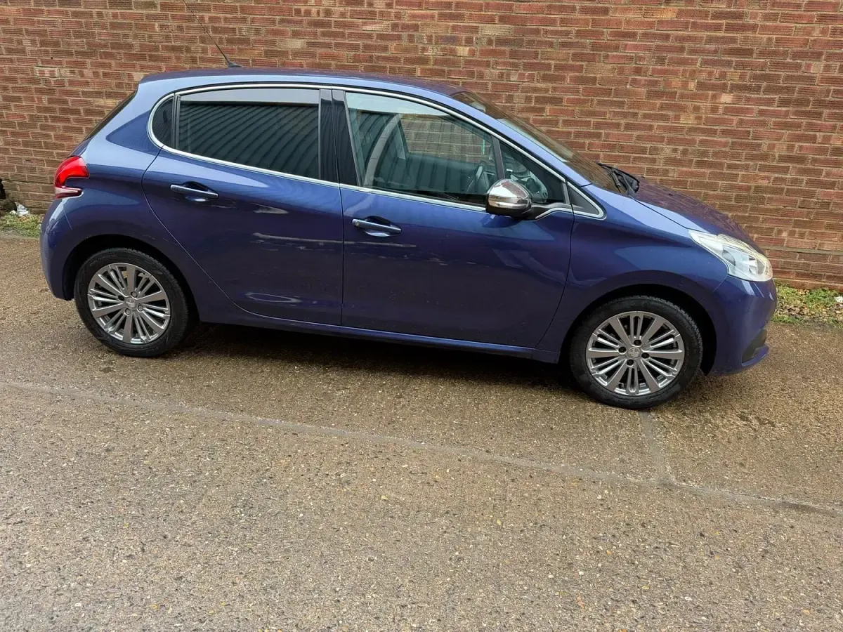 Used Peugeot 208 Allure 100 HP (73 kW) 2017 Blue Hatchback
