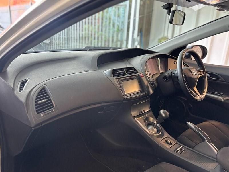 Begagnad Honda Civic 98 HK (72 kW) 2011 Vit Halvkombi