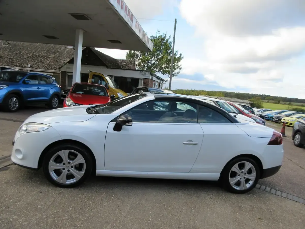 Used Renault Mégane Cabriolet Dynamique 128 HP (94 kW) 2011 White Cabriolet