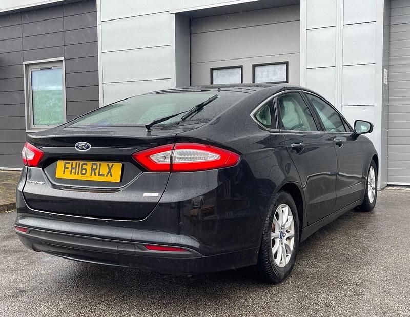 Usado Ford Mondeo Zetec 120 HP (88 kW) 2016 Preto Citadino