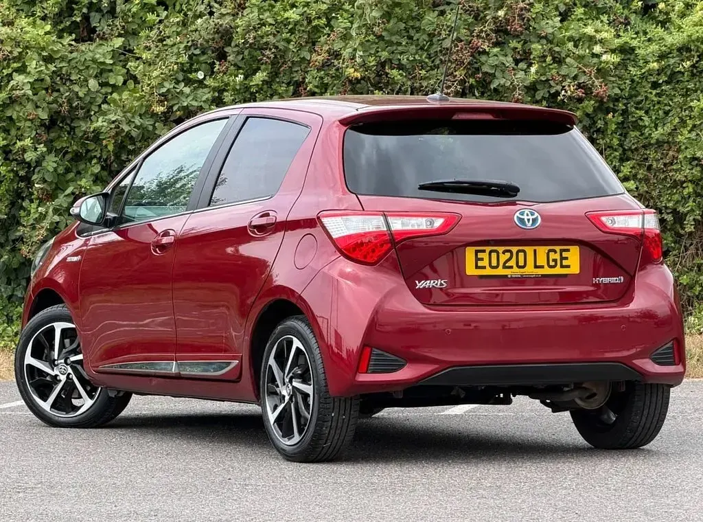 Used Toyota Yaris 100 HP (73 kW) 2020 Red Hatchback