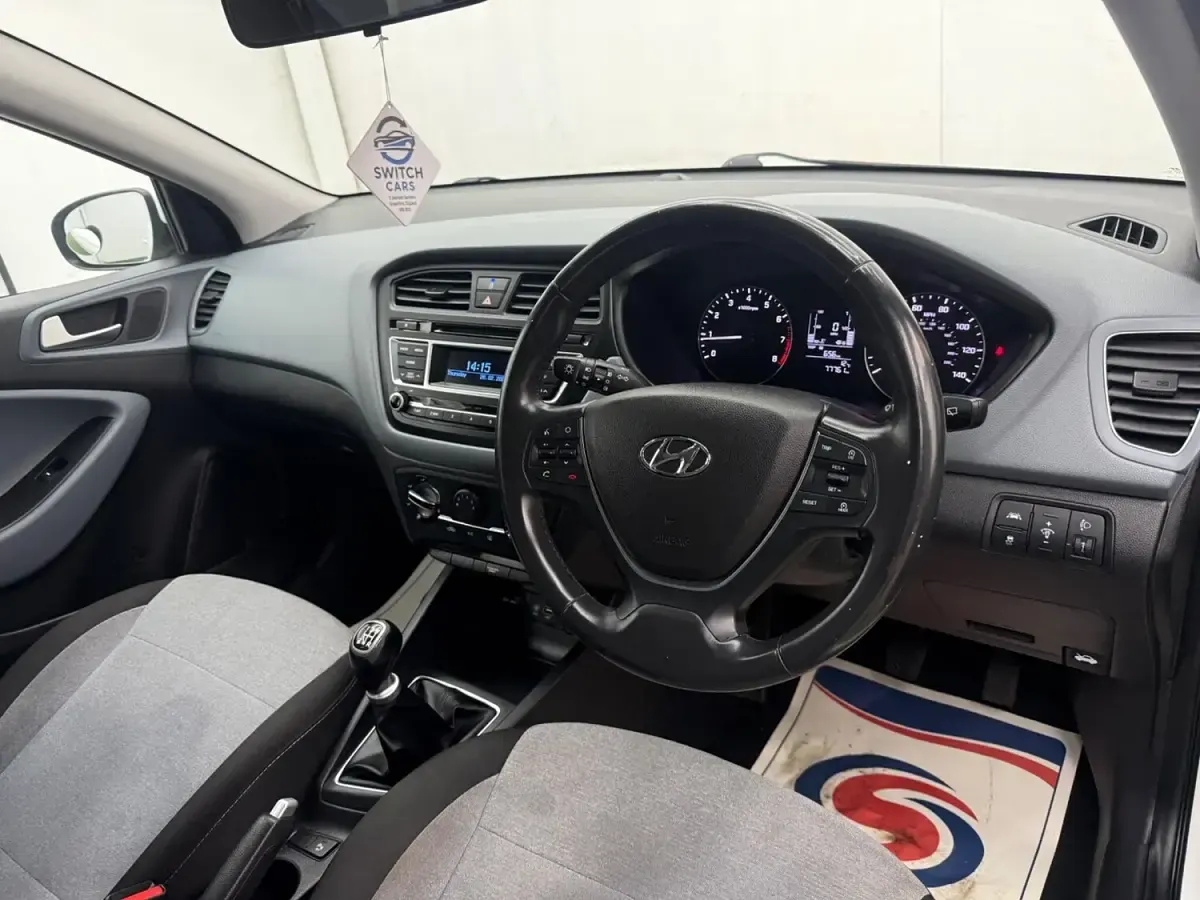 Used Hyundai i20 SE 84 HP (61 kW) 2015 White Hatchback