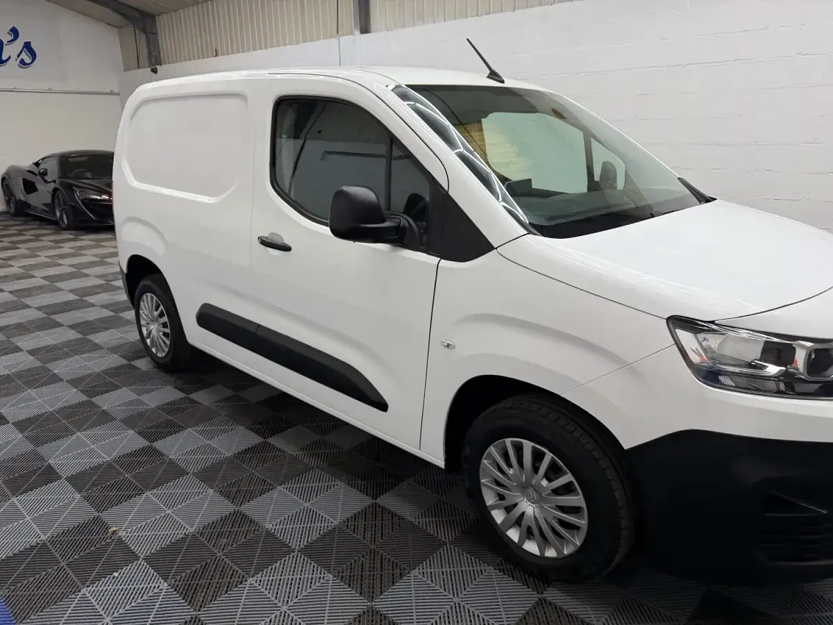 Used Citroën Berlingo Start 75 HP (55 kW) 2021 White MPV