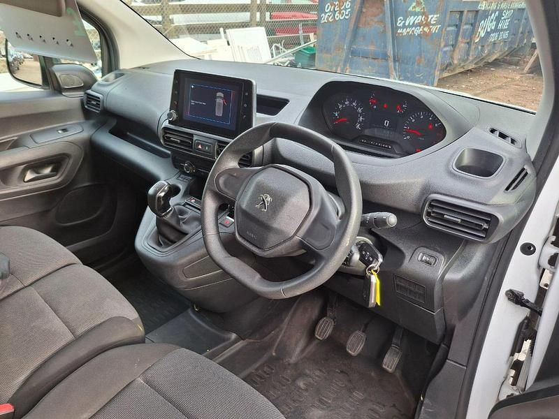 White Used 2021 Peugeot Partner Premium MPV | £10,495 (Fair price) - Image 1/2