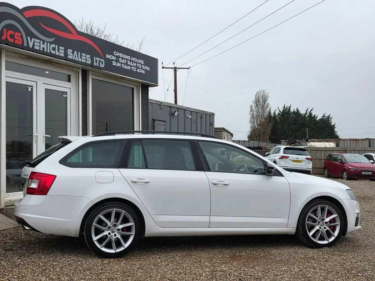 Used Skoda Octavia vRS 184 HP (135 kW) 2013 White Estate