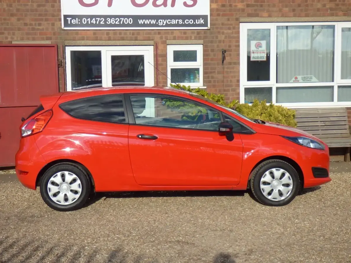 Usado Ford Fiesta Studio 82 CV (60 kW) 2015 Rojo Utilitario