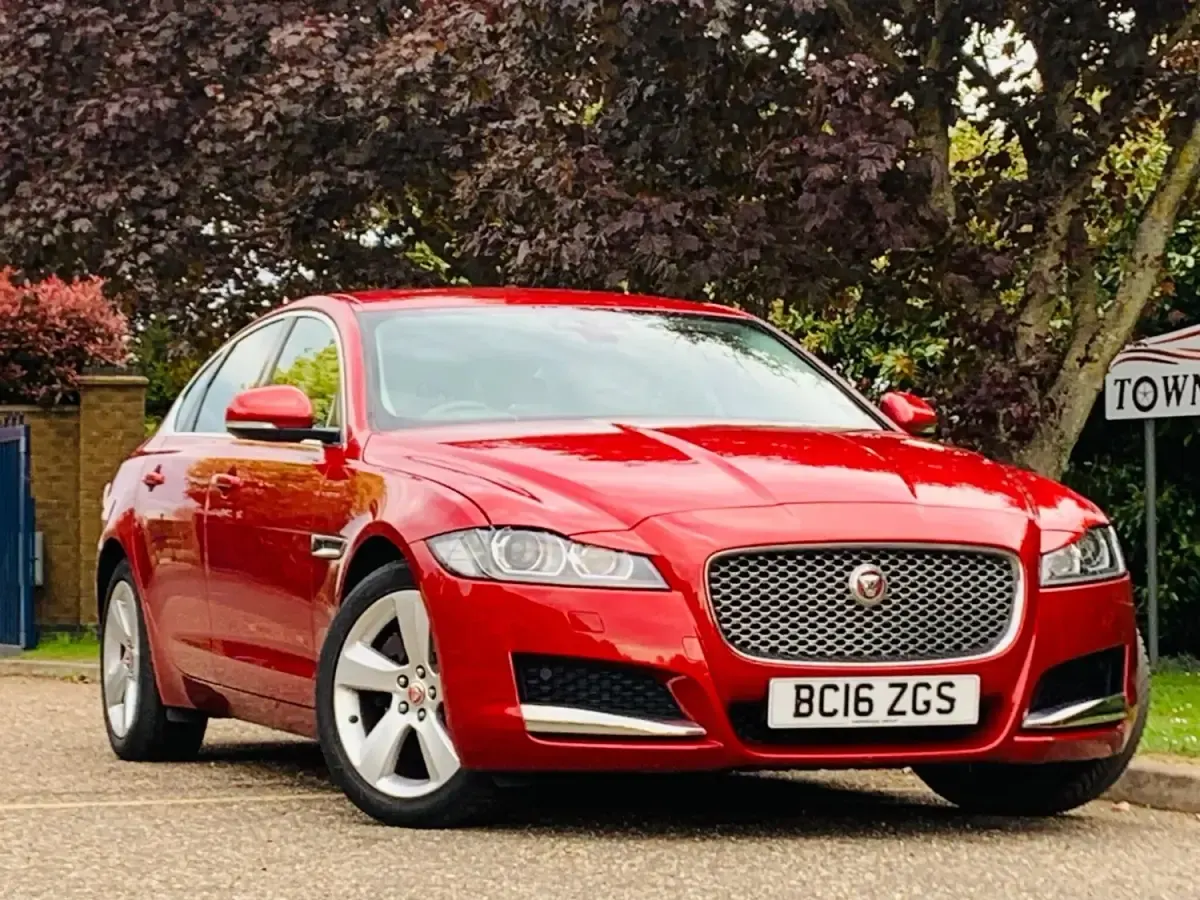 Usado Jaguar XF Portfolio 180 HP (132 kW) 2016 Vermelho Sedan