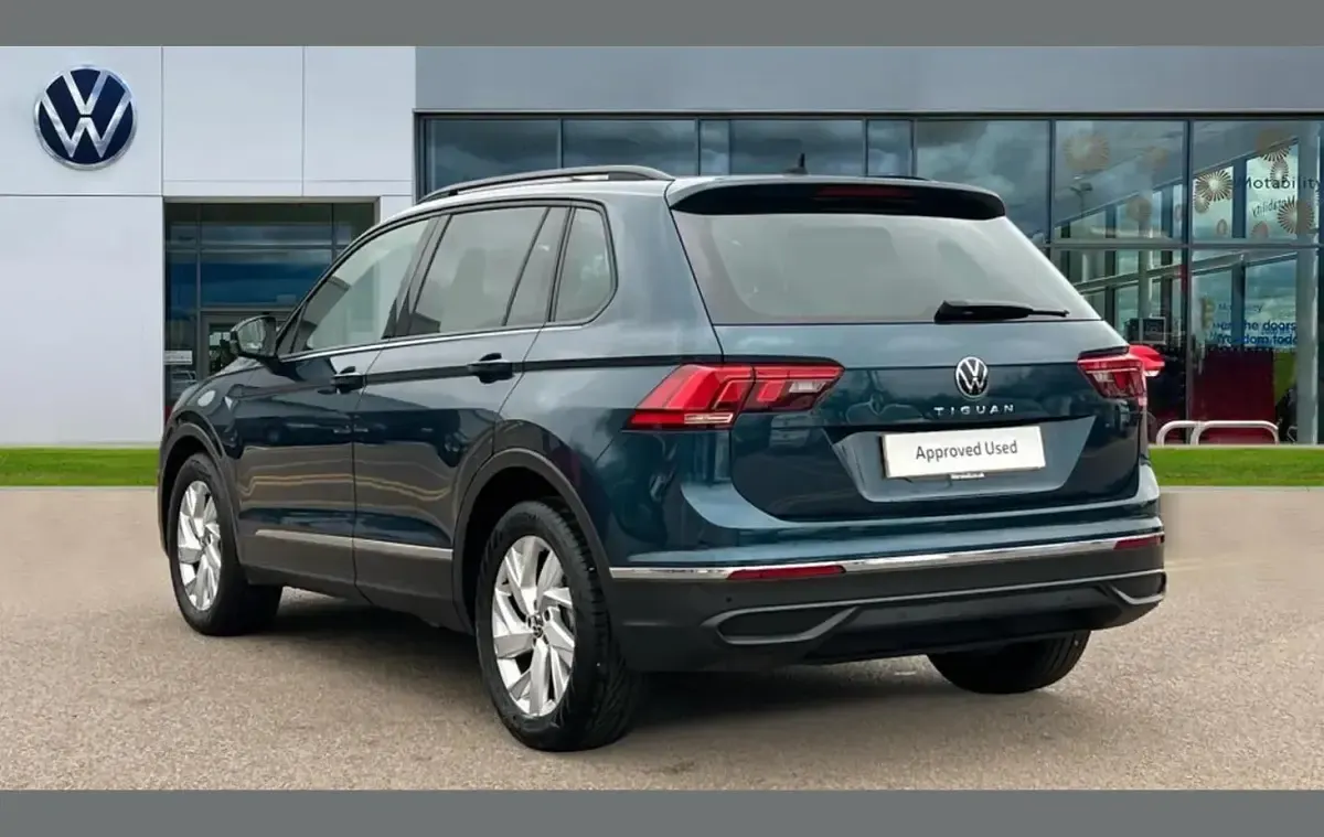 Begagnad VW Tiguan Life 150 HK (110 kW) 2022 Blå SUV