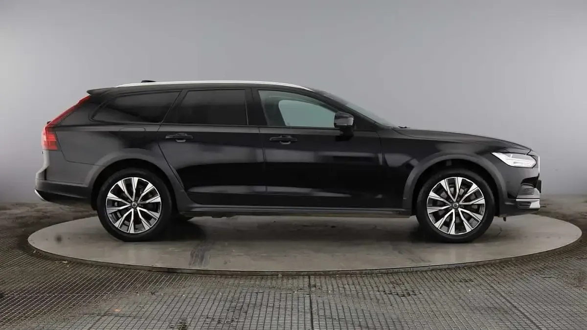 Used Volvo V90 235 HP (172 kW) 2022 Onyx black Estate