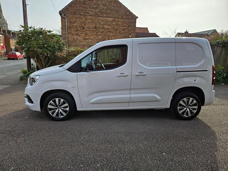 Second-hand Vauxhall Combo 100 CP (73 kW) 2023 Alb Monovolum