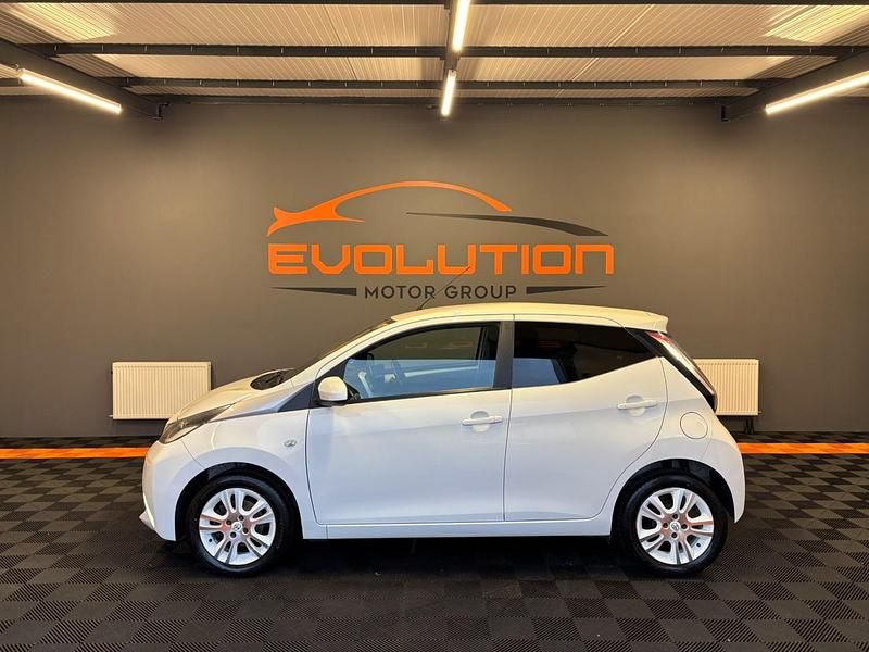 Used Toyota Aygo X-pure 68 HP (50 kW) 2016 White Hatchback
